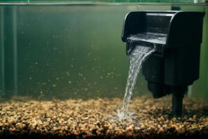 水槽の底にゴミが舞う原因と解決策｜今すぐできる対策方法